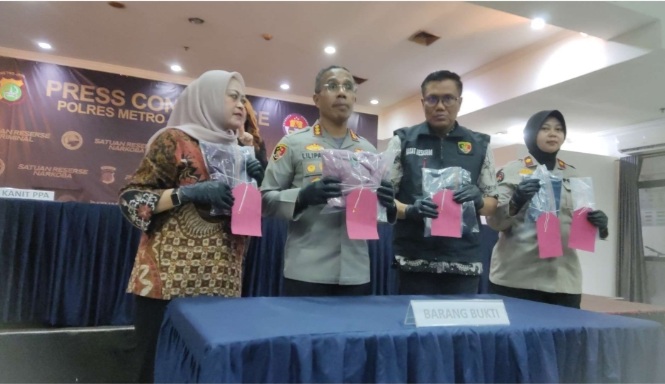 Kapolres Metro Jakarta Timur Kombes Pol Nicolas Ary Lilipaly (dua dari kiri) beserta jajaran menunjukkan barang bukti dalam kasus penganiayaan 