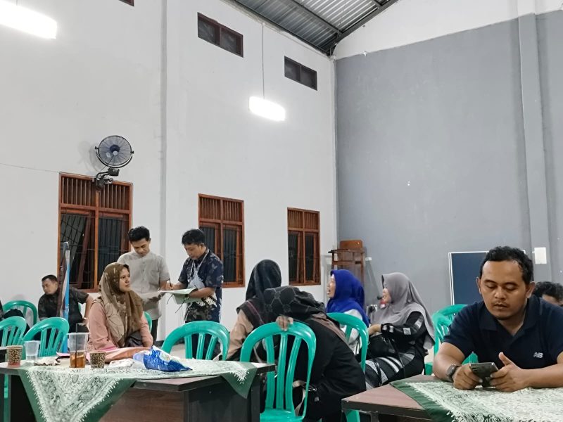 Fasilitasi dan mediasi panitia P3D Karangdadap dan peserta yang difasilitasi Dinsospermasdes Banyumas di Aula Balai Desa Karangdadap, Kecamatan Kalibagor, Banyumas 