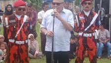 Toto Dirgantoro berikan sambutan dalam acara Temu Kangen dan Nguri-uri Budaya Banyumas di Lapangan Bobosan, Kecamatan Purwokerto Utara, Banyumas, Kamis (1/5/2025)