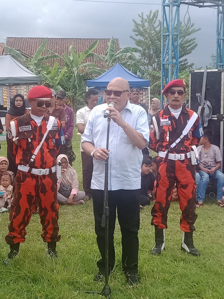 Toto Dirgantoro berikan sambutan dalam acara Temu Kangen dan Nguri-uri Budaya Banyumas di Lapangan Bobosan, Kecamatan Purwokerto Utara, Banyumas, Kamis (1/5/2025)