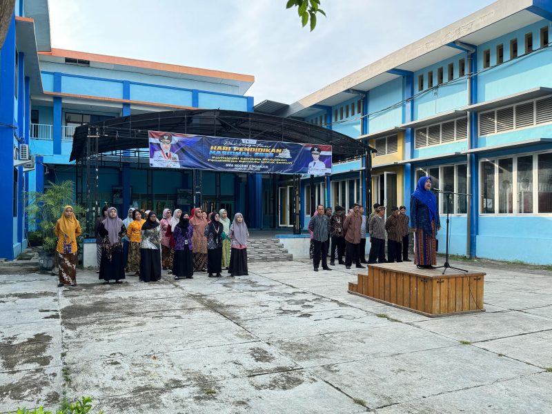 Upacara Peringatan Hardiknas di SMAN 2 Nganjuk berlangsung khidmat 