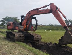 Dinas PUPR Lakukan Normalisasi Anak Sungai di Desa Waung Baron