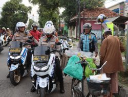 Kapolresta Cirebon Pimpin Patroli Humanis, Bagikan Bansos dan Edukasi Helm