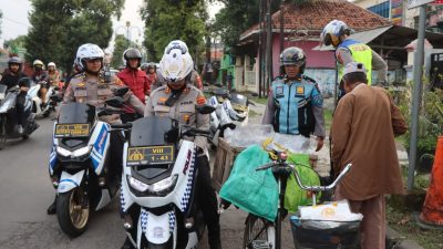 Kapolresta Cirebon Pimpin Patroli Humanis, Bagikan Bansos dan Edukasi Helm