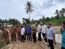 Anggota Komisi III DPRD Lamsel Tinjau Langsung Jembatan Yang Rusak di Desa Suak