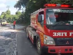 Terima Laporan Dari Masyarakat, Damkarmat Lamseel GerCep Bersihkan Tumpahan Solar