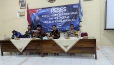 Anggota DPRD Banyumas dari Partai Demokrat, Abdullah Arif Budiman mendengarkan keluhan warga Desa PegalonganKecamatanPatikraja, Kecamatan Patikraja, Banyumas 
