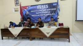 Anggota DPRD Banyumas dari Partai Demokrat, Abdullah Arif Budiman mendengarkan keluhan warga Desa PegalonganKecamatanPatikraja, Kecamatan Patikraja, Banyumas 