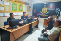 SL dan seorang perempuan yang diduga sebagai PSK saat dimintai keterangan petugas dari Polsek Butuh 