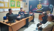 SL dan seorang perempuan yang diduga sebagai PSK saat dimintai keterangan petugas dari Polsek Butuh 