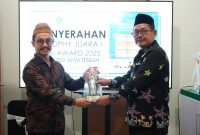 Miftachul Azis saat menerima penghargaan PAI Award Jawa Tengah 