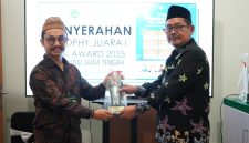 Miftachul Azis saat menerima penghargaan PAI Award Jawa Tengah 