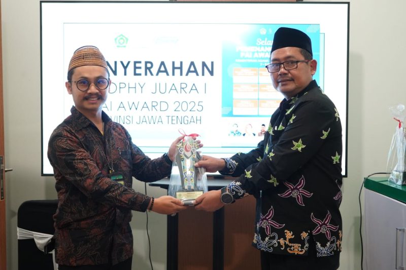 Miftachul Azis saat menerima penghargaan PAI Award Jawa Tengah 