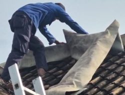 Aksi Gercap Dan Tanggap Ditunjukkan Tim Damkar Lamsel Perbaiki Rumah Warga Yang Bocor 