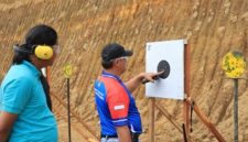 Anggota Polres Wonosobo menggelar latihan menembak di Lapangan Sawangan (Ist)