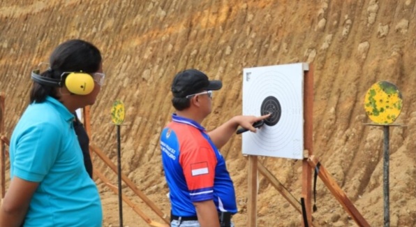 Anggota Polres Wonosobo menggelar latihan menembak di Lapangan Sawangan (Ist)