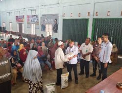 Pekon Karang Agung Bagikan Beras CPP Dihadiri Camat Ahmad Ahnuh