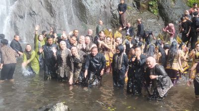Upacara Siraman Air Terjun Sesudo, Sudah Menjadi Tradisi Turun-temurun Sejak Zaman Majapahit yang Dipercaya sebagai Simbol Tolak Bala dan Pembersihan Diri