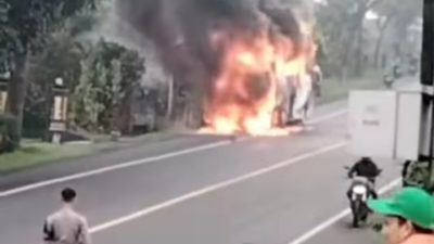 Bus Haryanto Terbakar di Temanggung, Lalu Lintas Dua Arah Lumpuh