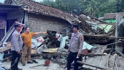 Bengkel Tambal Ban Ambruk di Kebumen, Satu Orang Terluka