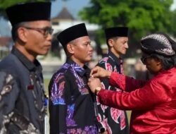 Usai Pimpin Upacara HUT ke-80 RI, Agus Gondrong Berikan Penghargaan ASN dan Serahkan Remisi Narapidana