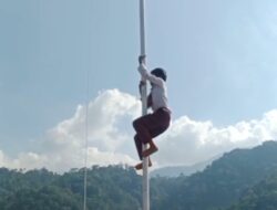 Aksi Pemberani Seorang Anak SD Panjat Tiang Bendera, Selamatkan Upacara HUT RI ke-80