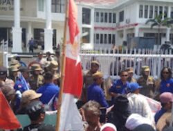 Warga Sinar Palembang Kedua Kalinya Gebrak Kantor Bupati Lamsel, Pinta Kades Dicopot