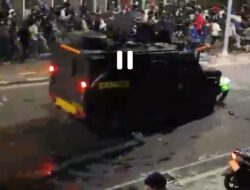 Peristiwa Mencekam.! Mobil Rantis Polisi Diduga Lindas Ojol Saat Bubarkan Aksi Demo