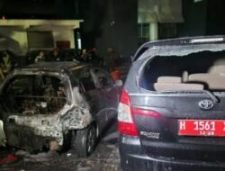 Sejumlah Mobil di Kantor Gubernur Jateng Dibakar Massa