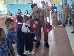 Peratin Anderi Sangat Peduli Terhadap Pendidikan Bagikan 106 Buah Kaos Olahraga dan Tas TK.