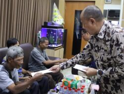 Bupati Banyumas Serahkan Bantuan untuk Tukang Sol Sepatu Terdampak Demo