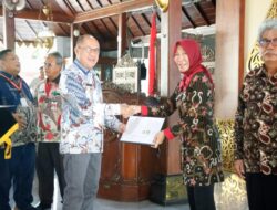 Bupati Banyumas Serahkan 97 SK Pensiun, ASN Diminta Sambut Masa Purna Tugas dengan Ikhlas