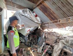 Diduga Mengantuk, Avanza Tabrak Bengkel di Kedungwuni Pekalongan