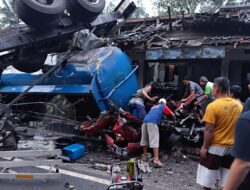 Truk Tangki Solar Terguling di Depan Pasar Kalijambe, Satu Tewas dan Dua Luka-luka