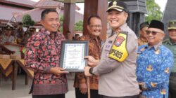 Kapolres Blitar Beri Penghargaan Pos Kamling Berprestasi Guna Mewujudkan Kamtibmas yang Kondusif
