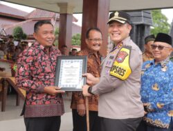Kapolres Blitar Beri Penghargaan Pos Kamling Berprestasi Guna Mewujudkan Kamtibmas yang Kondusif