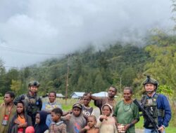 Personel Ops Damai Cartenz Tebar Keceriaan Bersama Anak-Anak di Distrik Bibida, Paniai