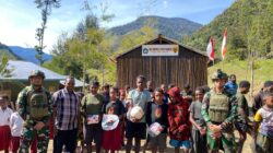 Satgas Yonif 700/WYC Bagikan Sarana Olahraga dan Sepatu untuk Siswa SD Mayuberi