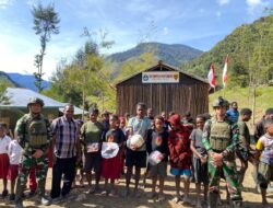 Satgas Yonif 700/WYC Bagikan Sarana Olahraga dan Sepatu untuk Siswa SD Mayuberi