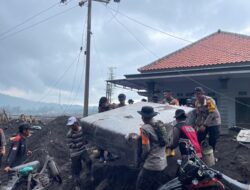 Satbrimob Polda Jawa Timur Perkuat Operasi Kemanusiaan Pasca Erupsi Semeru