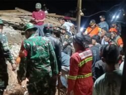 Longsor di Cilacap Tewaskan 2 Warga, 21 Orang Masih Hilang : Pencarian Terkendala Medan Curam