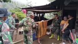 Evakuasi Pasangan Lansia, Satgas Penanggulangan Bencana Alam Terobos Wilayah Terisolir
