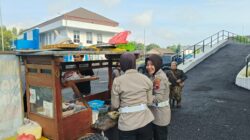 Jumat Berkah di Satpas Polres Salatiga, Polwan Ikut Turun Tangan Jadi Asisten Tukang Soto