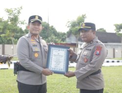 Polres Blitar Gelar Apel Jam Pimpinan dan Berikan Penghargaan kepada Anggota Berprestasi