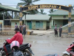 Polri Bantu Kuras Air Yang Merendam Kompi Senapan A Yonif 111 / Karma Bakti, Aceh Tamiang