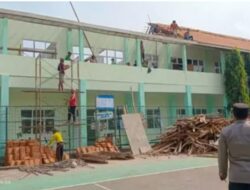 Atap Gedung Kelas Baru SMAN 1 Wiradesa Pekalongan Roboh, Dua Pekerja Luka