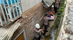 Tim SAR Brimob Lampung Sigap Evakuasi Rumah Warga Terdampak Longsor