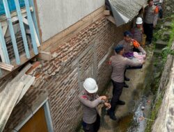 Tim SAR Brimob Lampung Sigap Evakuasi Rumah Warga Terdampak Longsor