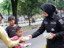 Jum’at Berkah Polda Lampung : Polwan Humas Bagikan Ratusan Paket Nasi Kepada Masyarakat