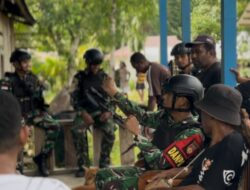 Jalin Komsos Dengan Baik, Satgas Pamtas Kewilayahan RI-PNG Yonif 410/Alg Pos Kramamongga Anjangsana ke Rumah Tokoh Masyarakat